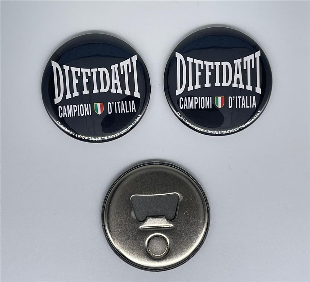 Apribottiglia-magnete_diffidati_campioni_dItalia Apribottiglia-magnete diffidati campioni d'Italia - immagine 1